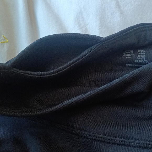 GapFit Mid Rise Capri - Picture 3 of 13